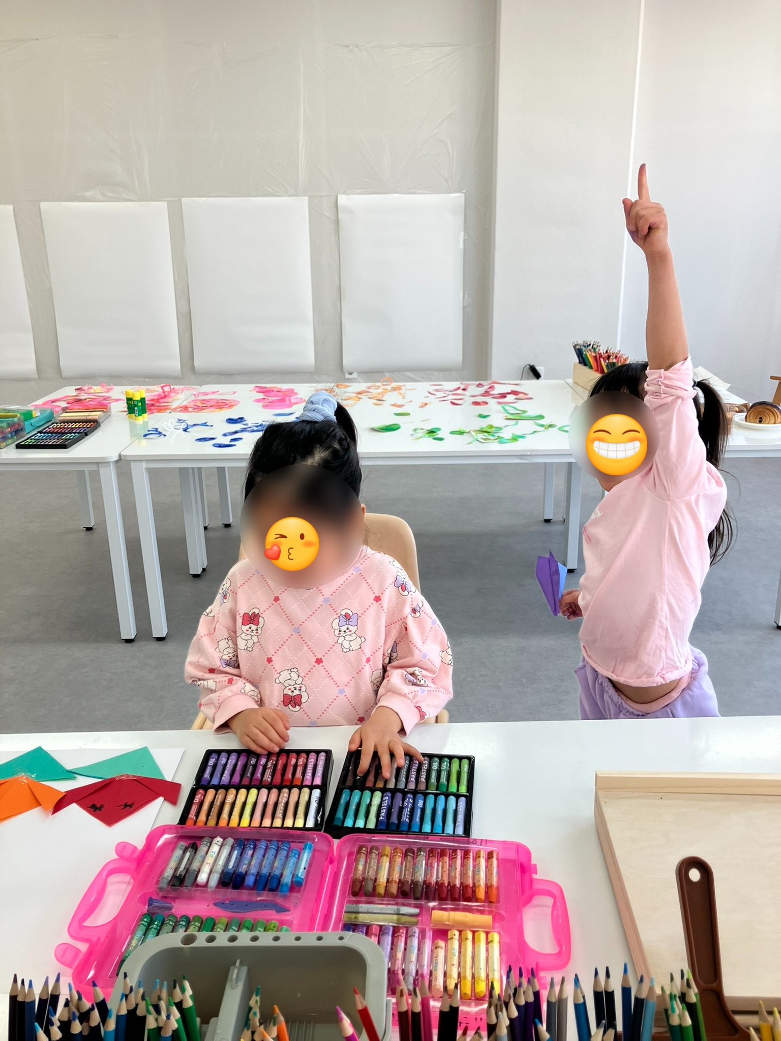 두 학생이 같은 책상에서 각자 작업하는 모습